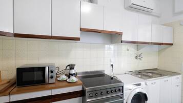 KĂŒhlschrank, Mikrowelle, Ofen, Herdplatte