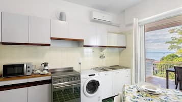 Kylskåp, mikrovågsugn, ugn och spishäll