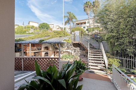 Property grounds. Holiday Home 'Casa Alizia' with Sea View, Wi-Fi and Air Conditioning