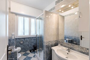 Douche, séchoir à cheveux, serviettes fournies