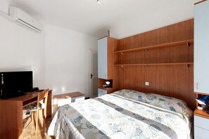 Tabla de planchar con plancha, wifi, ropa de cama