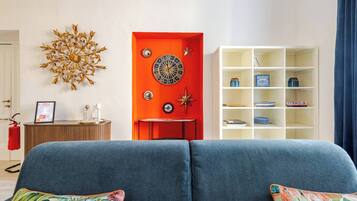 Apartment, 1 Bedroom, Ocean View | Living room | Books