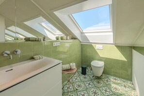 Suihku, hiustenkuivaaja, pyyhkeet