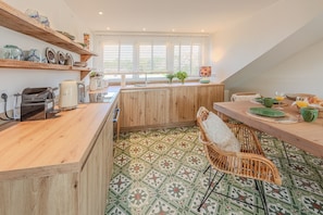 Fridge, oven, stovetop, dishwasher