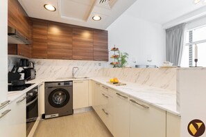 Cafeteira/chaleira, geladeira, micro-ondas, fogão