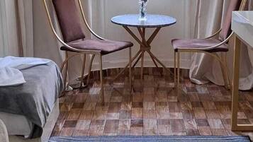 Cofres nos quartos, cortinas blackout, ferros/tábuas de passar roupa