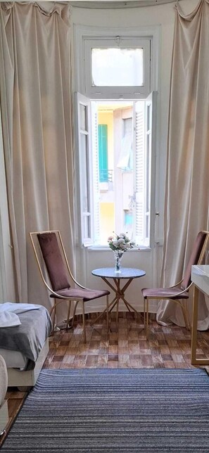 خزنة داخل الغرفة وستائر تعتيم ومكواة/لوح كي وواي فاي مجانًا