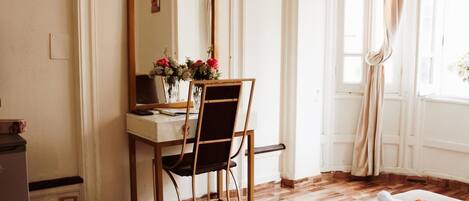 Caja de seguridad en la habitación y cortinas blackout