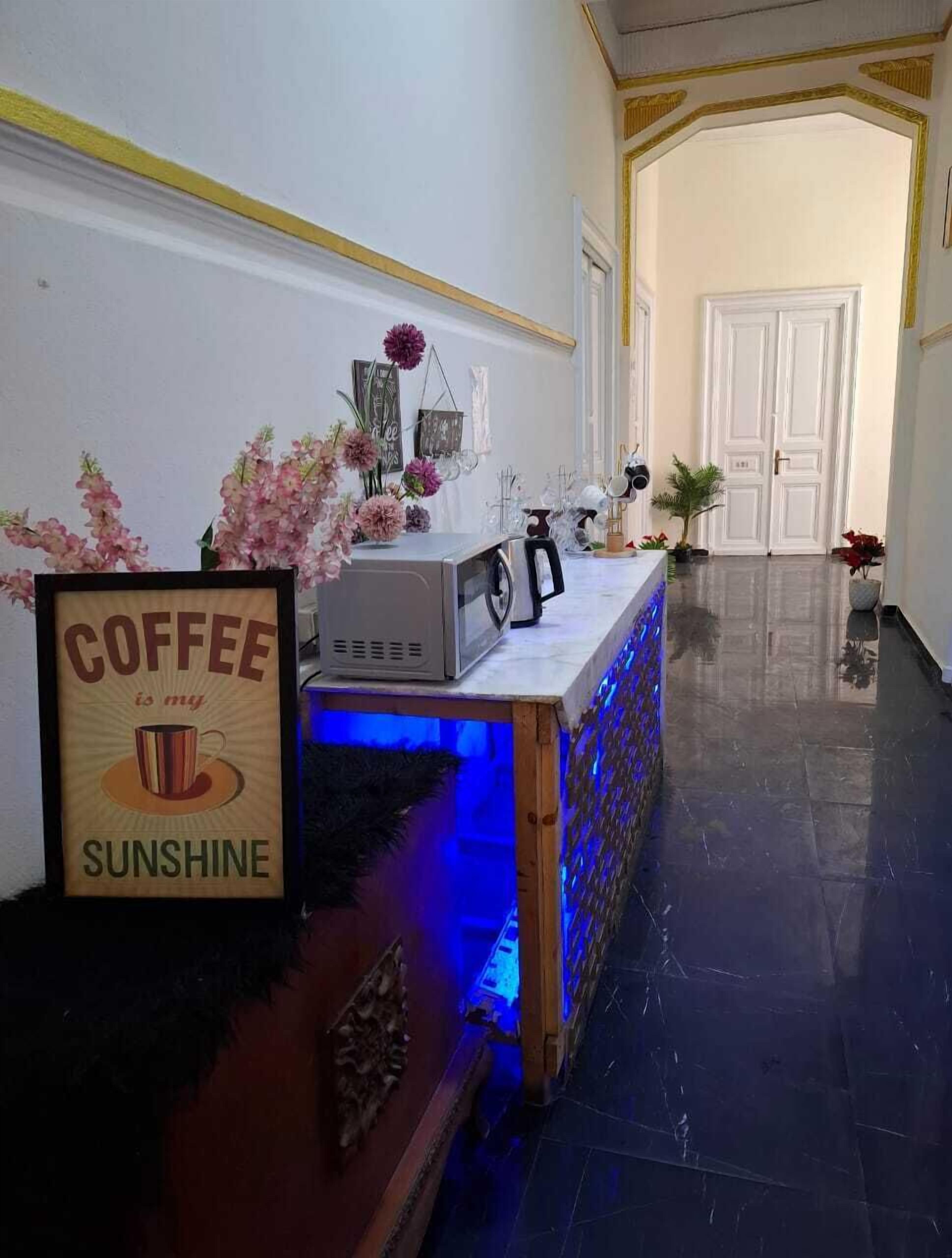 Quarto triplo básico, sacada, vista para a cidade | Cozinha privada