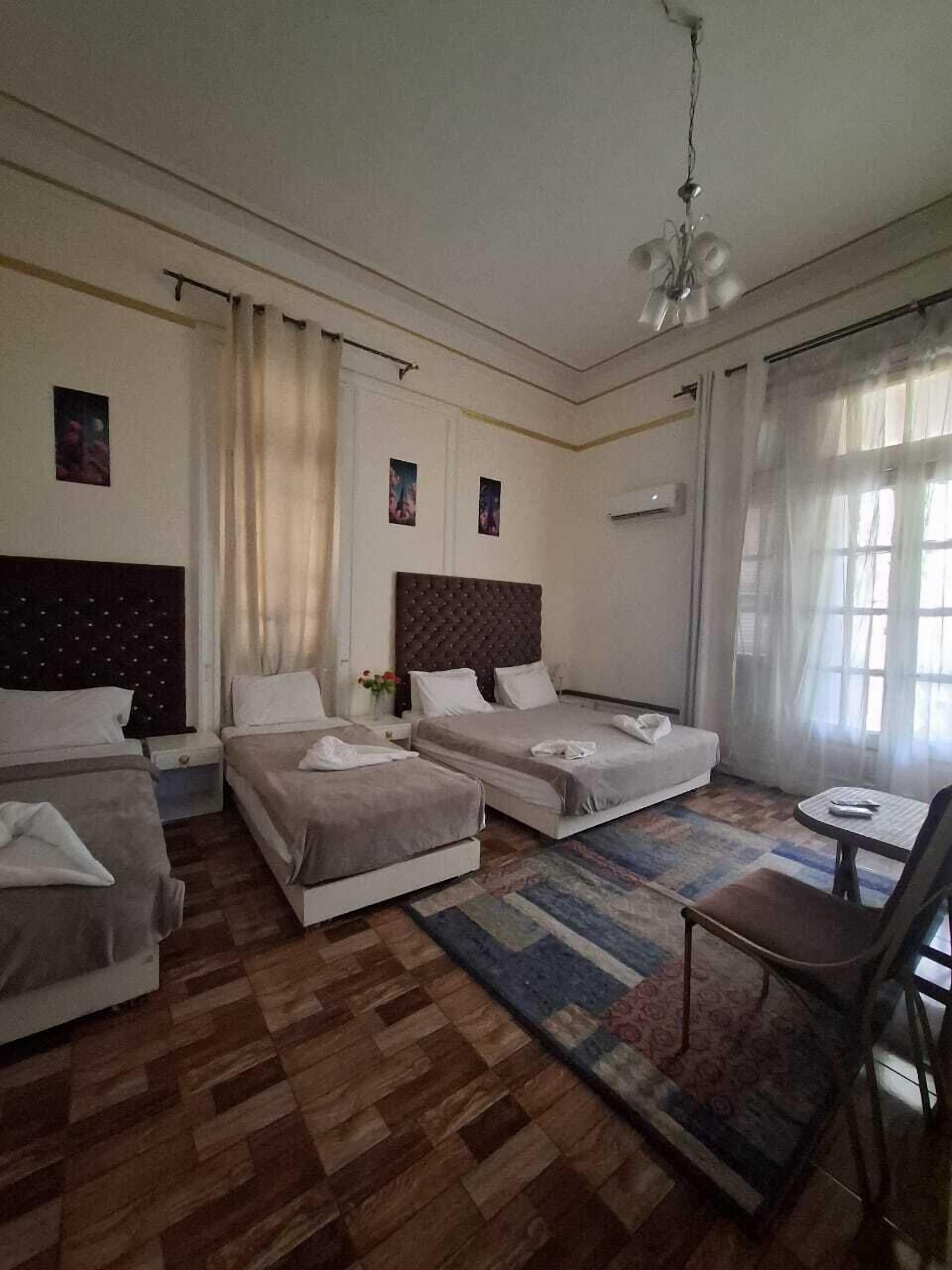 Cofres nos quartos, cortinas blackout, ferros/tábuas de passar roupa