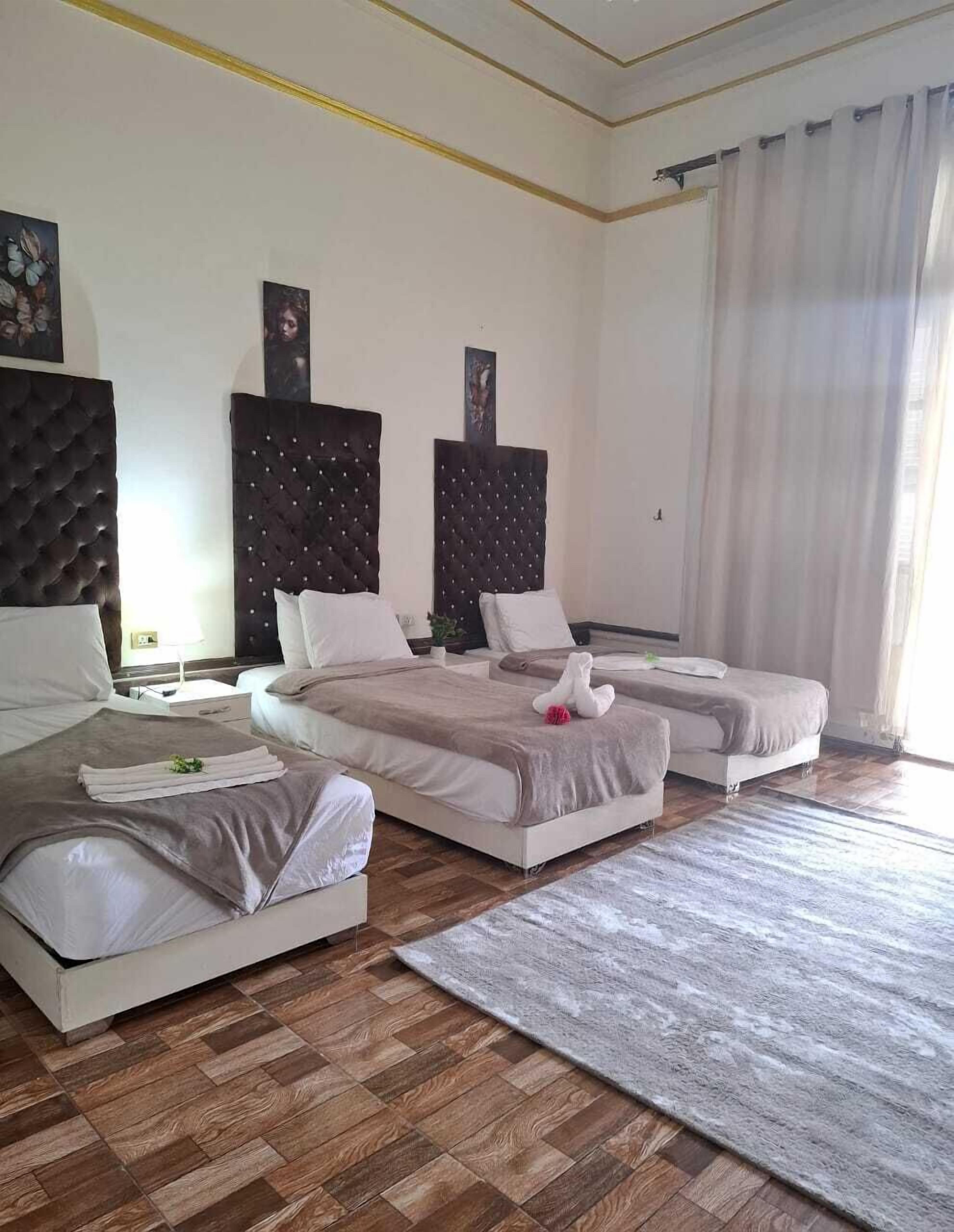 Cofres nos quartos, cortinas blackout, ferros/tábuas de passar roupa