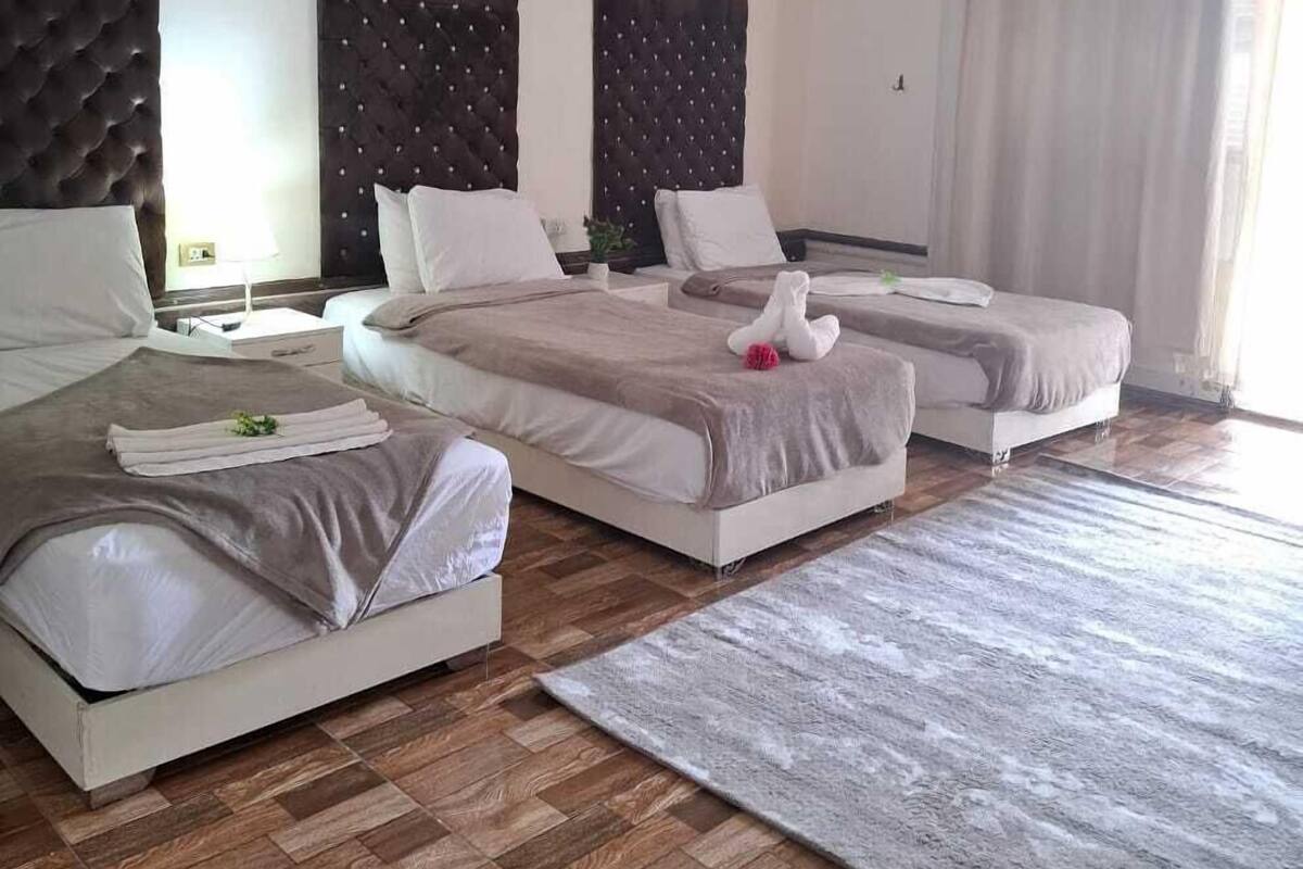 Caja fuerte, cortinas opacas, tabla de planchar con plancha