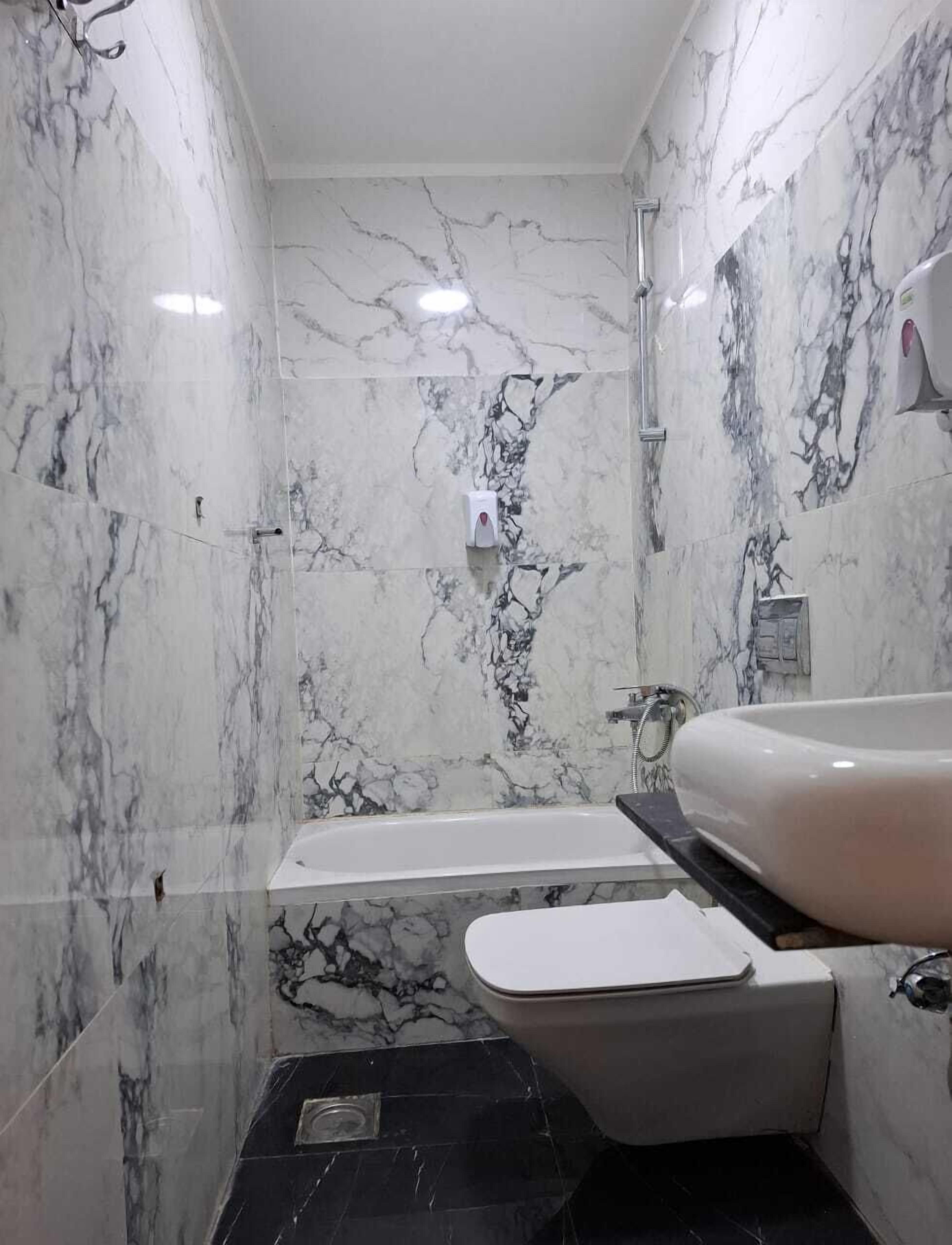 Banheira e chuveiro separados, produtos de toalete grátis