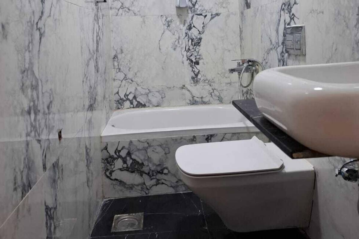 Bañera y ducha independientes y artículos de higiene personal gratuitos