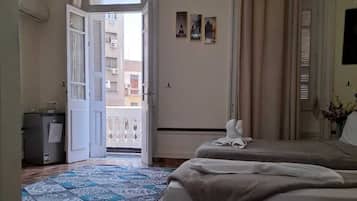 Caja fuerte, cortinas opacas, tabla de planchar con plancha