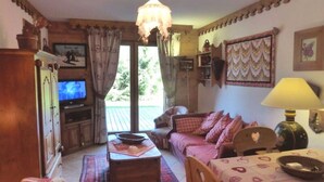 Living area - Apartment in Les Allues Near Ski Trails (Les Allues)