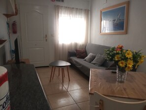 TV - Apartment 'Orientados Al Sur Yeyo Marina' with Shared Terrace, Wi-Fi and Air Conditioning (San Fulgencio)