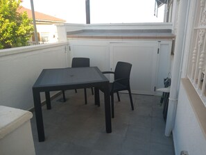 Outdoor dining - Apartment 'Orientados Al Sur Yeyo Marina' with Shared Terrace, Wi-Fi and Air Conditioning (San Fulgencio)