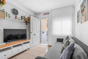 TV - Apartment 'Orientados Al Sur Yeyo Marina' with Shared Terrace, Wi-Fi & Air Conditioning (San Fulgencio)