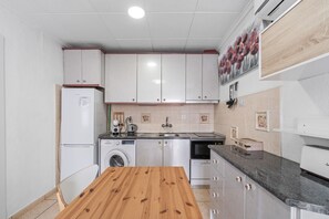 Geladeira, micro-ondas, fogão, cooktop