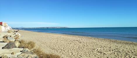 بالقرب من الشاطئ