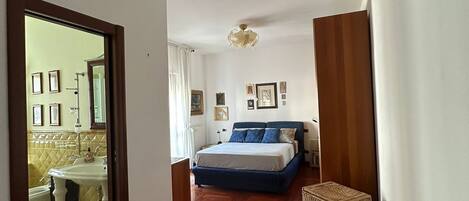 3 chambres, fer et planche à repasser, Wi-Fi, draps fournis