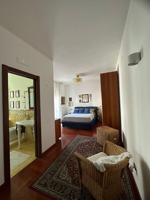 3 quartos, ferros/tábuas de passar roupa, Wi-Fi, roupa de cama