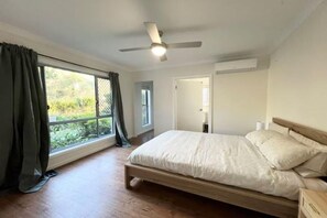 Tabla de planchar con plancha, wifi y ropa de cama