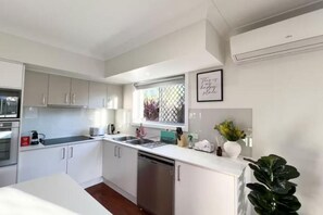 Stovetop - Space & Fun! One House with 2 Duplexes for rent! (Coomera)
