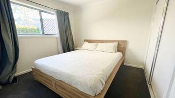 Tabla de planchar con plancha, wifi y ropa de cama