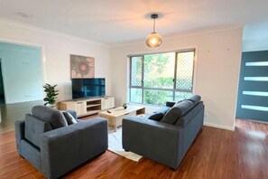 TV - Space & Fun! One House with 2 Duplexes for rent! (Coomera)