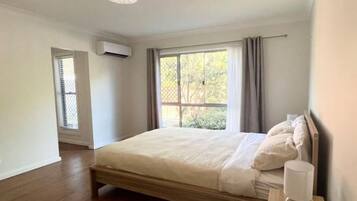 Silitysrauta/-lauta, Wi-Fi, vuodevaatteet