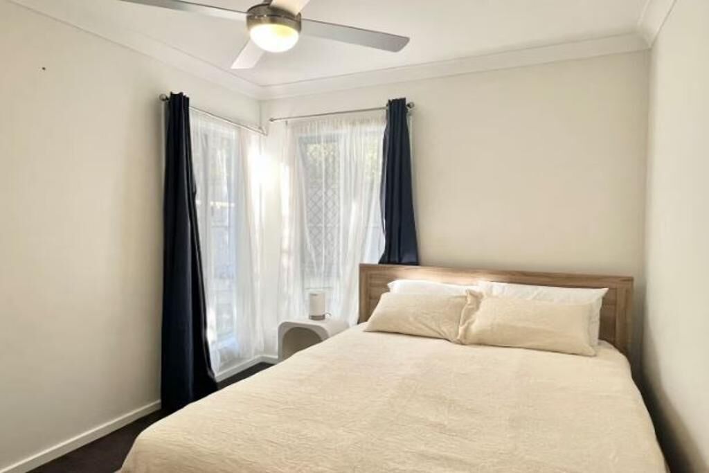 6 bedrooms, iron/ironing board, WiFi, bed sheets