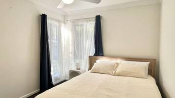 Tabla de planchar con plancha, wifi, ropa de cama