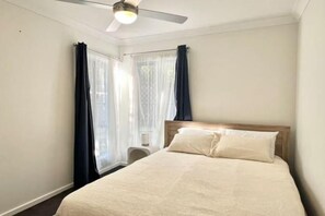 Tabla de planchar con plancha, wifi, ropa de cama