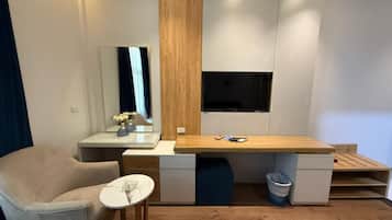 Quarto casal ou duplo standard, vista para o jardim | Cofres nos quartos, cortinas blackout, Wi-Fi de cortesia