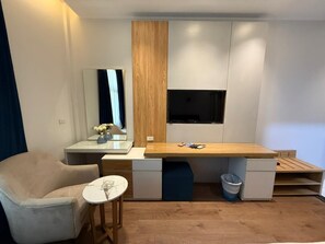 In-room safe, blackout drapes, free WiFi