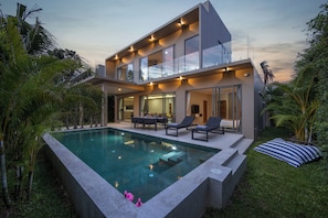 Deluxe-Villa, 3 Schlafzimmer, Poolblick, am Strand | Terrasse/Patio