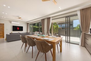 Deluxe-Villa, 3 Schlafzimmer, Poolblick, am Strand | Wohnbereich | Flachbildfernseher