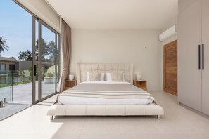 Deluxe villa, 3 hálószobával, kilátással a medencére, vízparti | Sötétítőfüggöny, vasaló/vasalódeszka és gyerekágy/csecsemőágy (ingyenes)
