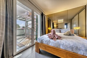 2 habitaciones, escritorio y tabla de planchar con plancha 