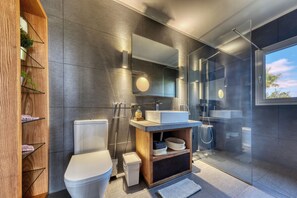 Douche, sèche-cheveux, serviettes fournies, savon