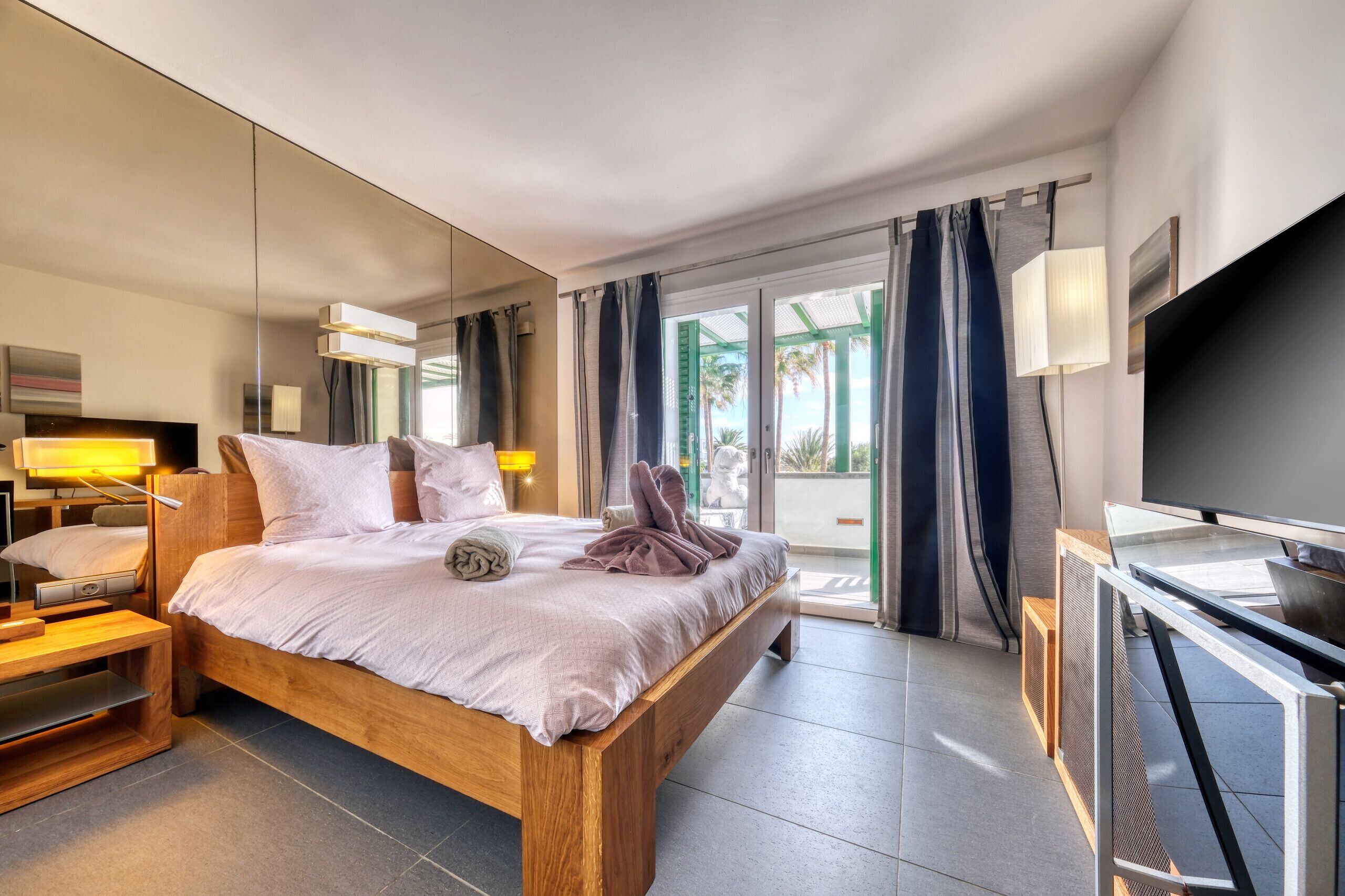 2 dormitorios, escritorio, tabla de planchar con plancha y cuna de viaje