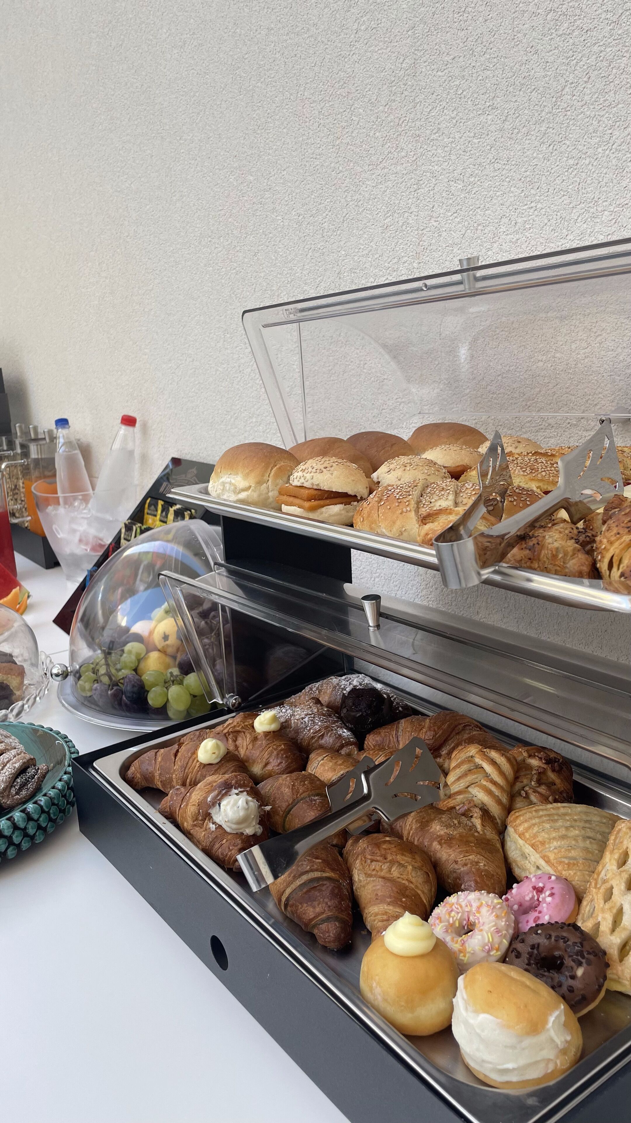 Un bufé con diversos productos horneados, como pan, pastelería y rosquillas.