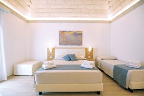 Standardværelse til 3 personer - balkon | Pengeskab på værelset, mørklægningsgardiner, strygejern/strygebræt