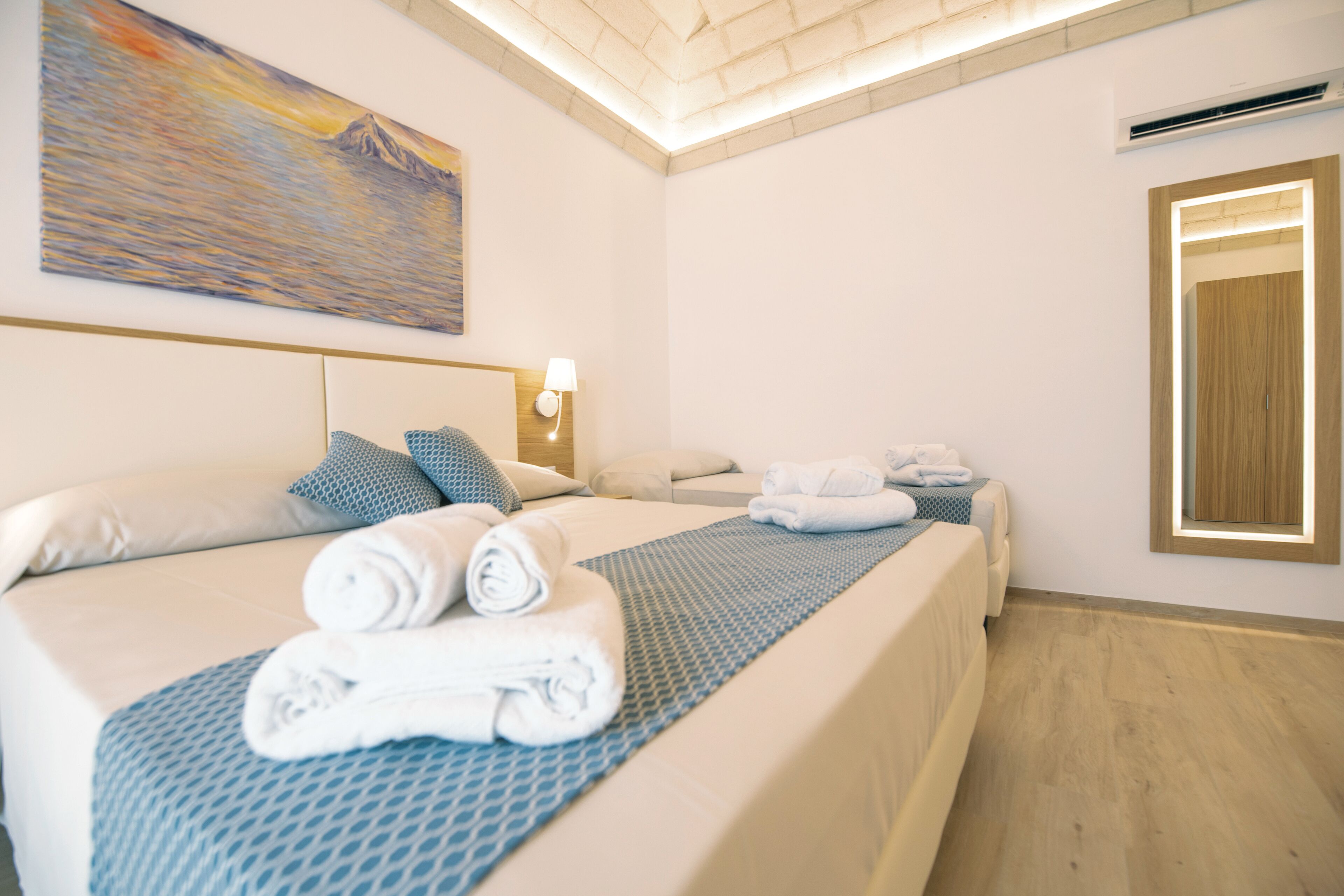 Habitación triple estándar, balcón | Caja fuerte, cortinas opacas, tabla de planchar con plancha