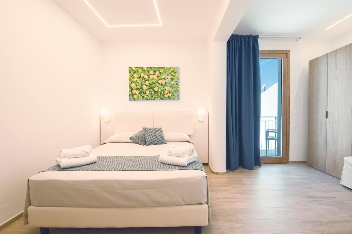 Quarto casal luxo, sacada, vista para o jardim | Cofres nos quartos, cortinas blackout, ferros/tábuas de passar roupa