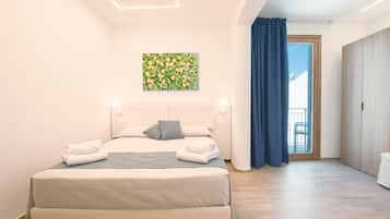 Habitación Deluxe doble, balcón, vistas al jardín | Caja fuerte, cortinas opacas, tabla de planchar con plancha
