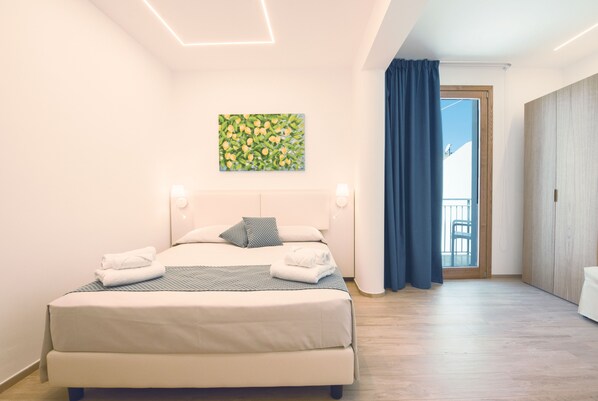 Quarto casal luxo, sacada, vista para o jardim | Cofres nos quartos, cortinas blackout, ferros/tábuas de passar roupa