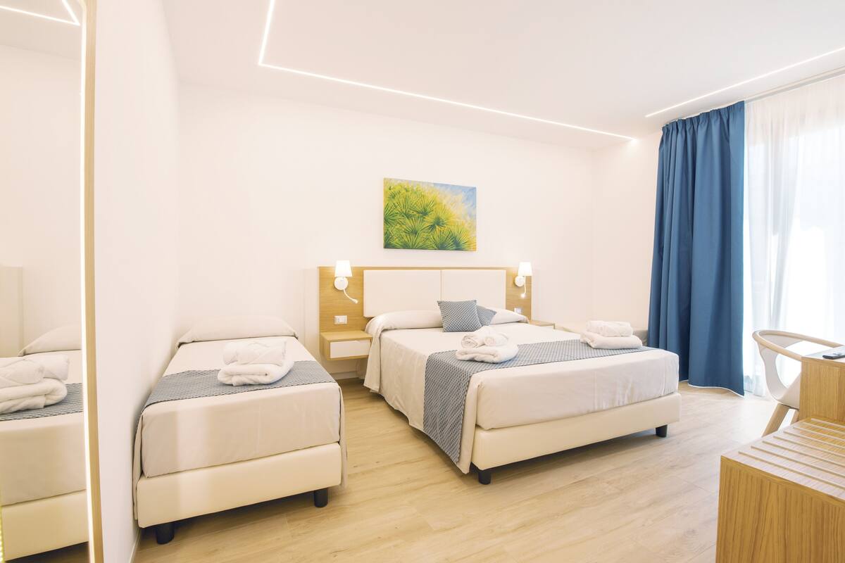 Quarto triplo standard, sacada | Cofres nos quartos, cortinas blackout, ferros/tábuas de passar roupa